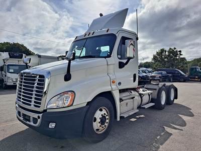 Freightliner Cascadia 125 Day Cab Truck - 450HP, 10 Speed Manual