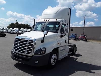 Freightliner Cascadia 125 Single Axle Day Cab Truck - 400HP, 10 Speed Manual