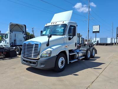 Freightliner Cascadia 125 Day Cab Truck - 450HP, 10 Speed Automatic