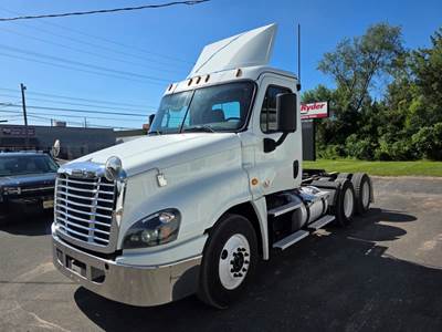 Freightliner Cascadia 125 Day Cab Truck - 450HP, 12 Speed Automatic