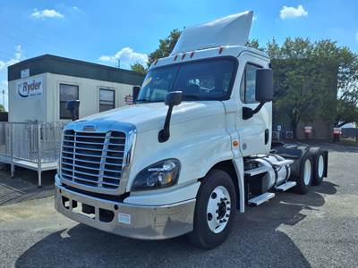 Freightliner Cascadia 125 Day Cab Truck - 450HP, 10 Speed Automatic