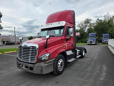 Freightliner Cascadia 125 Single Axle Day Cab Truck - 455HP, 12 Speed Automatic