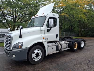 Freightliner Cascadia 125 Day Cab Truck - 450HP, 10 Speed Manual