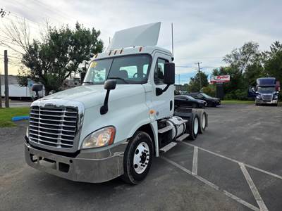 Freightliner Cascadia 125 Day Cab Truck - 450HP, 10 Speed Manual