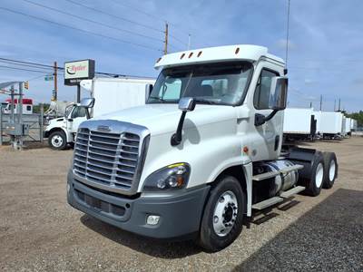 Freightliner Cascadia 125 Day Cab Truck - 475HP, 18 Speed Manual