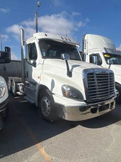 Freightliner Cascadia 125 Day Cab Truck - 450HP, 12 Speed Automatic