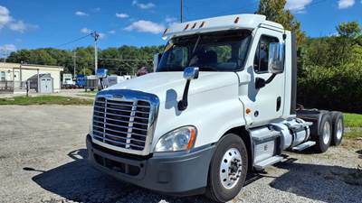 Freightliner Cascadia 125 Day Cab Truck - 455HP, 10 Speed Manual