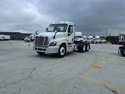 Freightliner Cascadia 125 Day Cab Truck - 450HP, 10 Speed Manual