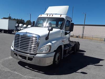Freightliner Cascadia 125 Day Cab Truck - 450HP, 12 Speed Automatic