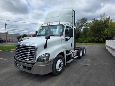 Freightliner Cascadia 125 Day Cab Truck - 450HP, 10 Speed Manual