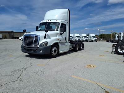 Freightliner Cascadia 125 Day Cab Truck - 455HP, 13 Speed Manual