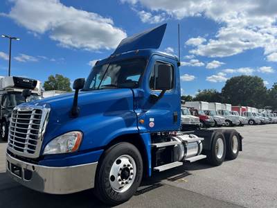 Freightliner Cascadia 125 Day Cab Truck - 450HP, 12 Speed Automatic