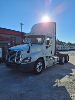 Freightliner Cascadia 125 Day Cab Truck - 475HP, 10 Speed Manual