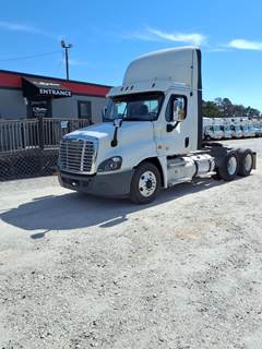 Freightliner Cascadia 125 Day Cab Truck - 475HP, 10 Speed Manual
