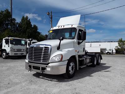 Freightliner Cascadia 125 Day Cab Truck - 455HP, 12 Speed Automatic