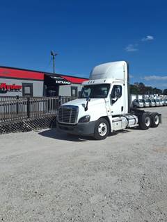 Freightliner Cascadia 125 Day Cab Truck - 475HP, 10 Speed Manual