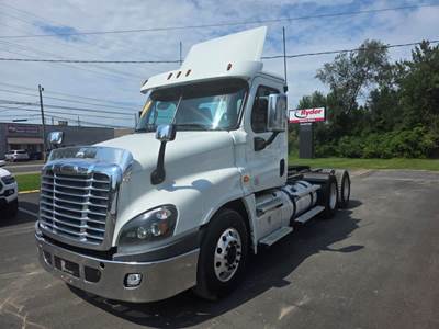 Freightliner Cascadia 125 Day Cab Truck - 455HP, 10 Speed Manual