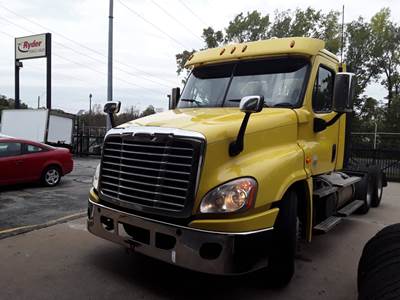Freightliner Cascadia 125 Day Cab Truck - 505HP, 10 Speed Manual