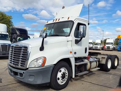 Freightliner Cascadia 125 Day Cab Truck - 455HP, 10 Speed Manual