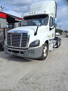 Freightliner Cascadia 125 Day Cab Truck - 475HP, 10 Speed Manual
