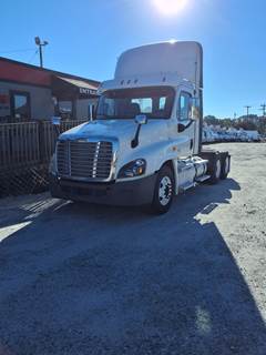 Freightliner Cascadia 125 Day Cab Truck - 475HP, 10 Speed Manual