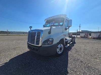 Freightliner Cascadia 125 Day Cab Truck - 450HP, 10 Speed Manual
