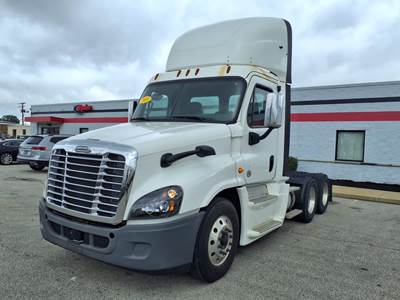 Freightliner Cascadia 125 Day Cab Truck - 455HP, 12 Speed Automatic