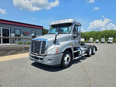 Freightliner Cascadia 125 Day Cab Truck - 455HP, 10 Speed Manual