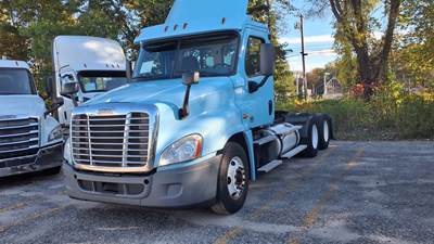Freightliner Cascadia 125 Day Cab Truck - 455HP, 10 Speed Manual