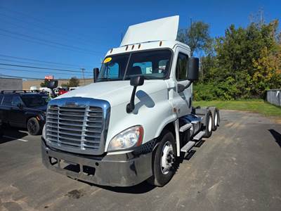 Freightliner Cascadia 125 Day Cab Truck - 450HP, 10 Speed Manual