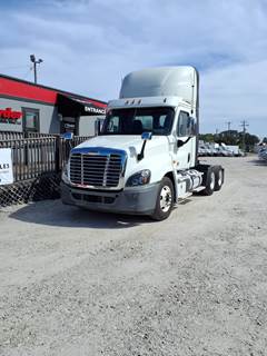 Freightliner Cascadia 125 Day Cab Truck - 475HP, 10 Speed Manual