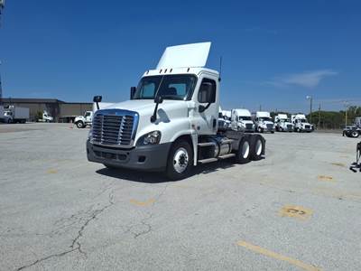 Freightliner Cascadia 125 Day Cab Truck - 450HP, 10 Speed Automatic