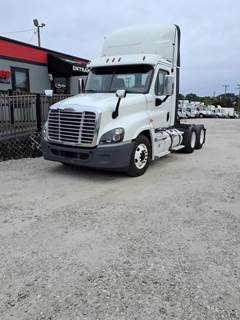 Freightliner Cascadia 125 Day Cab Truck - 475HP, 10 Speed Manual