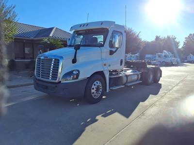 Freightliner Cascadia 125 Day Cab Truck - 455HP, 10 Speed Manual