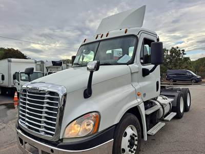 Freightliner Cascadia 125 Day Cab Truck - 455HP, 12 Speed Automatic