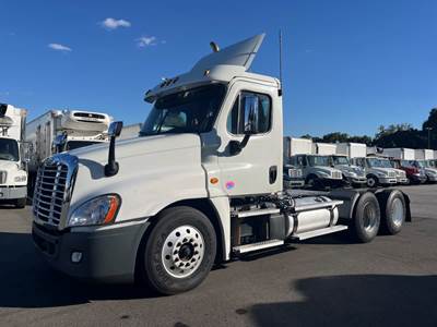 Freightliner Cascadia 125 Day Cab Truck - 475HP, 10 Speed Manual