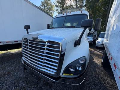 Freightliner Cascadia 125 Day Cab Truck - 450HP, 10 Speed Manual