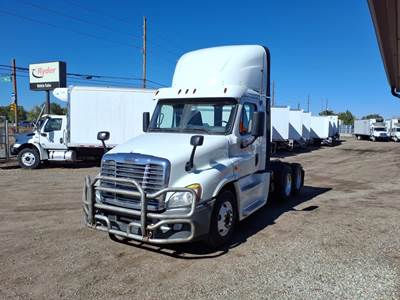 Freightliner Cascadia 125 Day Cab Truck - 450HP, 6 Speed Automatic