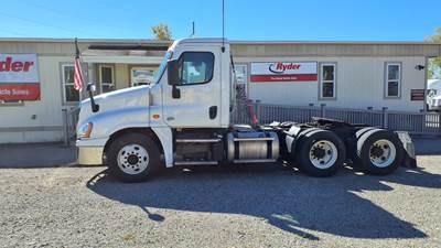 Freightliner Cascadia 125 Day Cab Truck - 455HP, 10 Speed Manual