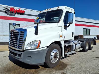 Freightliner Cascadia 125 Day Cab Truck - 455HP, 10 Speed Manual