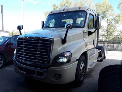 Freightliner Cascadia 125 Day Cab Truck - 455HP, 12 Speed Automatic