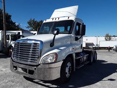 Freightliner Cascadia 125 Day Cab Truck - 450HP, 12 Speed Automatic