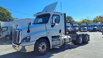 Freightliner Cascadia 125 Day Cab Truck - 470HP, 12 Speed Automatic
