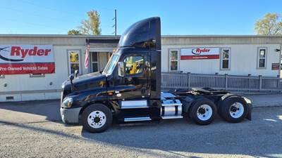 Freightliner Cascadia 125 Day Cab Truck - 455HP, 12 Speed Automatic