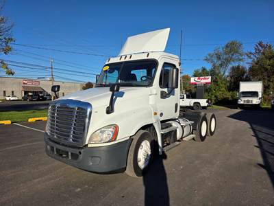 Freightliner Cascadia 125 Day Cab Truck - 450HP, 10 Speed Manual