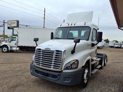 Freightliner Cascadia 125 Day Cab Truck - 455HP, 12 Speed Automatic