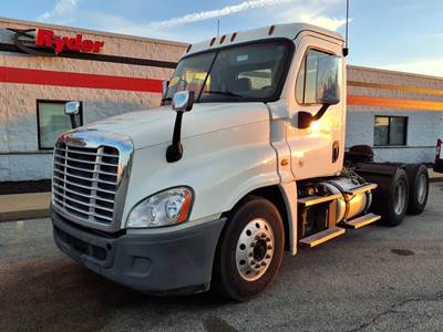 Freightliner Cascadia 125 Day Cab Truck - 455HP, 10 Speed Manual