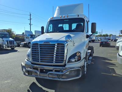 Freightliner Cascadia 125 Day Cab Truck - 455HP, 10 Speed Manual