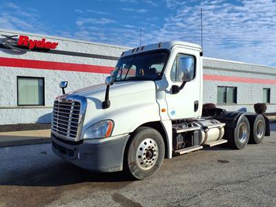Freightliner Cascadia 125 Day Cab Truck - 455HP, 10 Speed Manual