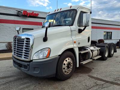 Freightliner Cascadia 125 Day Cab Truck - 455HP, 10 Speed Manual